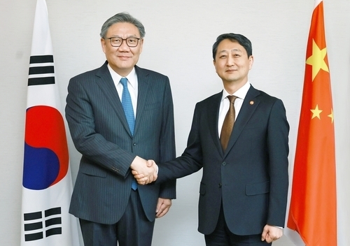 안덕근 산업통상자원부 장관과 왕원타오 중국 상무부장이 29일 서울에서 한중 상무장관회의 하기 위해 만나 악수하고 있다.