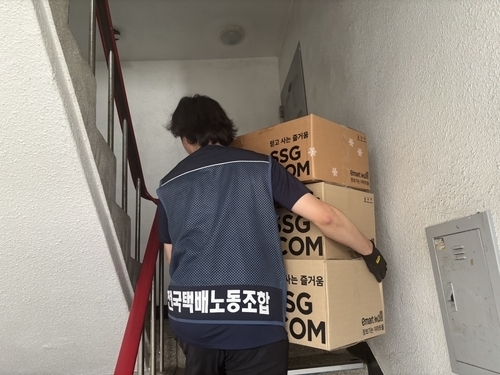 빌라촌에서 배달하는 기사 [촬영 조현영]