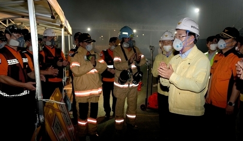 광양항 물류창고 화재 점검하는 김영록 지사 [전남도 제공]