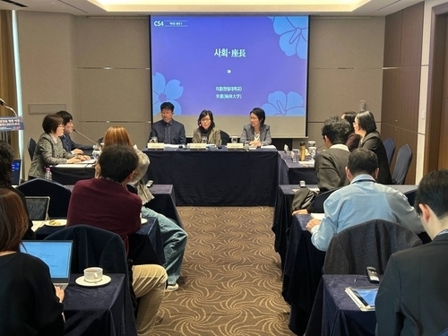 6일 동북아역사재단과 현대일본학회 주최로 롯데호텔에서 열린 한일 국교 정상화 60주년 기념 국제 학술회의에서 참석자들이 발언하고 있다.
