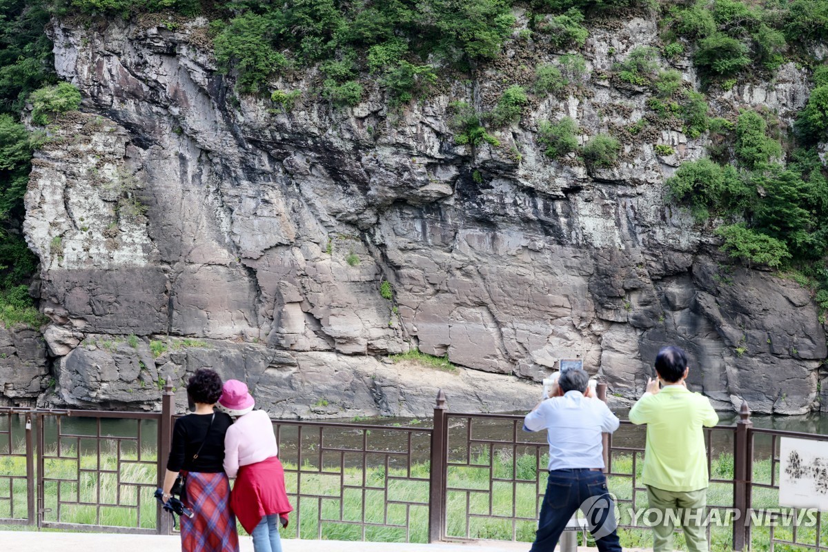 27일 울산광역시 울주군 언양읍 대곡리 반구대 암각화를 찾은 관광객.
