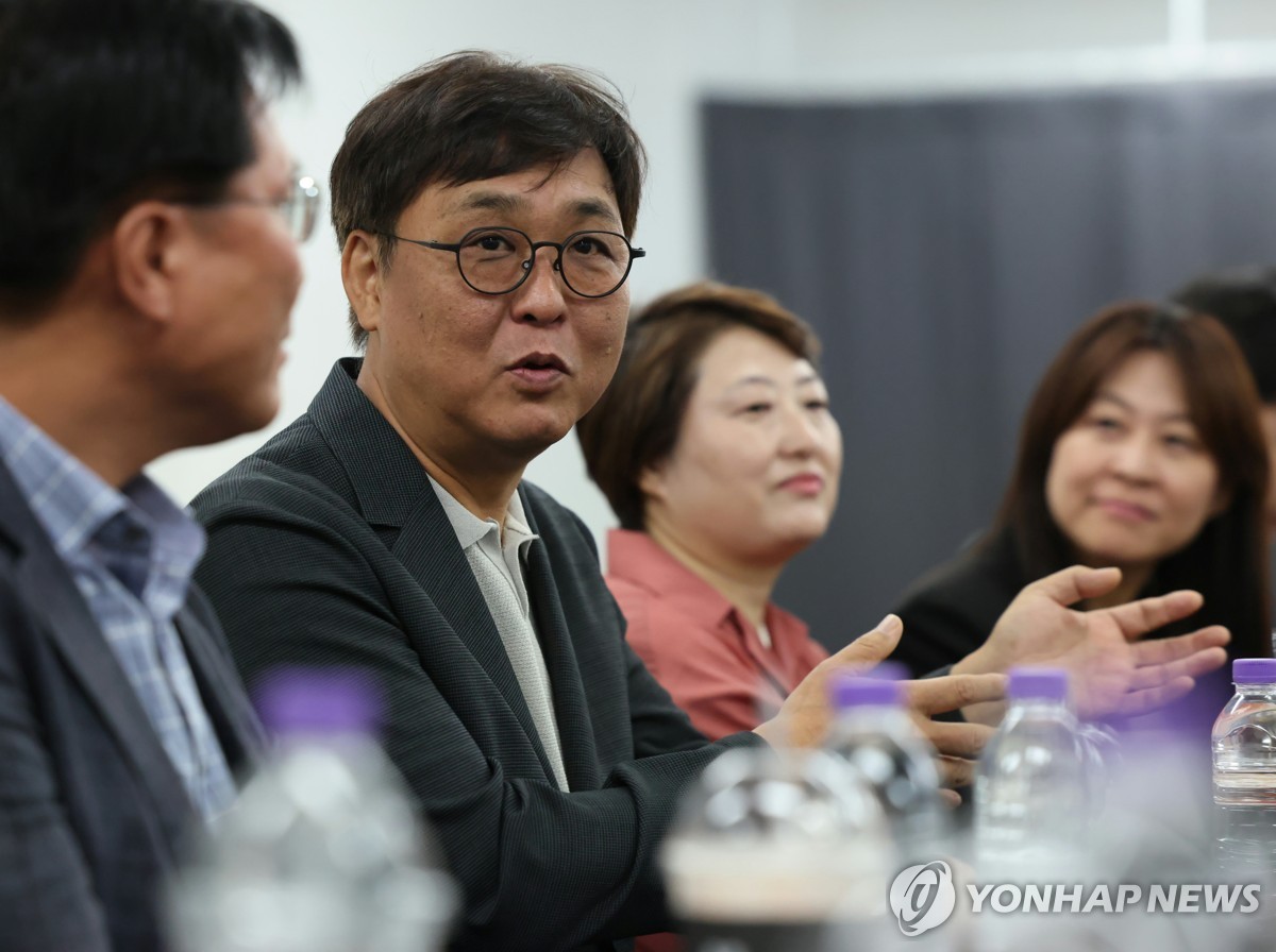최휘영 문화체육관광부 장관이 8일 서울 종로구 대학로 홍익대학교아트센터 대극장을 방문해 뮤지컬 '스웨그에이지 외쳐, 조선!'을 관람한 뒤 출연진과 관계자를 만나 K-뮤지컬 진흥을 위한 의견을 나누고 있다.