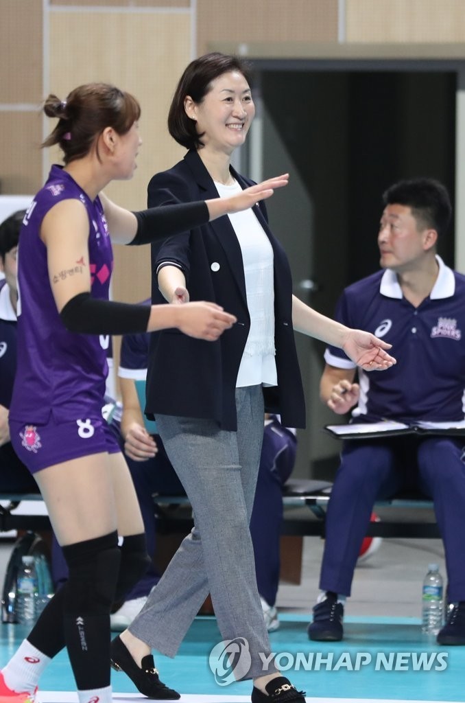 8일 서울 장충체육관에서 열린 2019-2020 프로배구 V리그 여자부 GS칼텍스 대 흥국생명 경기에서 박미희 흥국생명 감독이 득점에 성공하자 환하게 웃고 있다.
