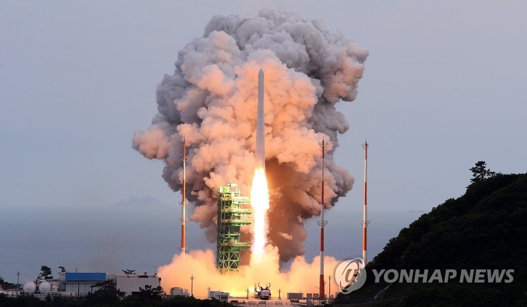 국내 독자 기술로 개발된 한국형 발사체 누리호(KSLV-Ⅱ)가 25일 오후 전남 고흥군 나로우주센터에서 발사되고 있다. 이번 누리호 3차 발사는 차세대소형위성 2호 1기와 큐브위성 7기 등 본격적으로 실용급 위성을 탑재해 발사하는 첫 사례다.