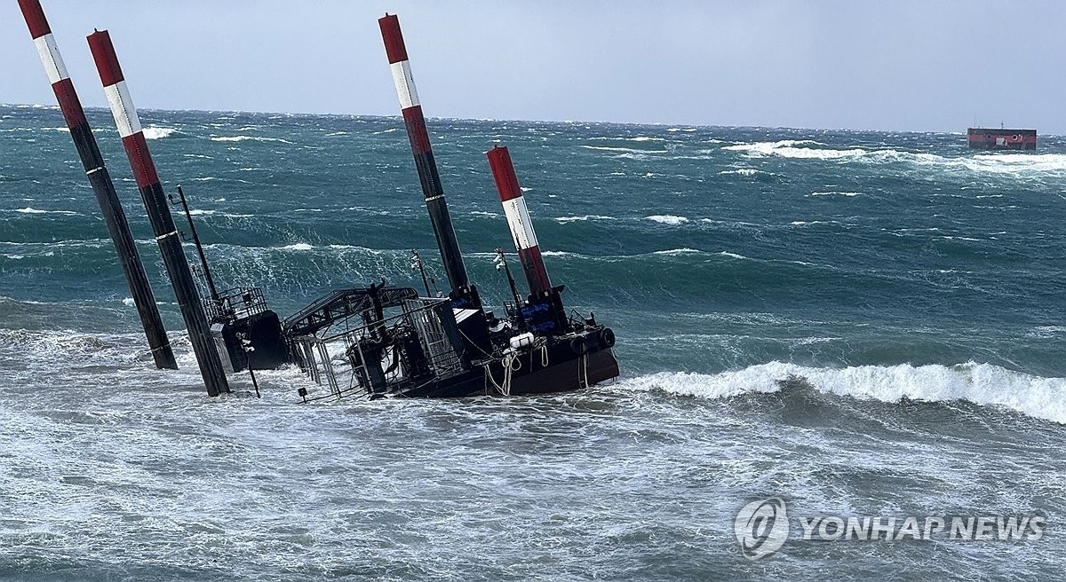 27일 오후 제주시 한경면 용수리 해안에 '페리지에어로스페이스'의 우주발사체 발사용 바지선이 좌초해 거센 풍랑을 맞고 있다.