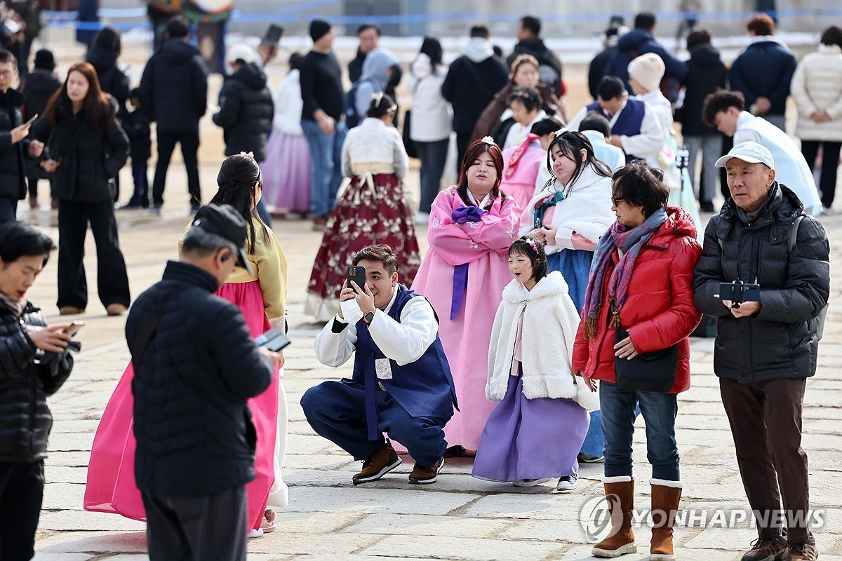 입춘 D-1 (서울=연합뉴스) 윤동진 기자 = 입춘을 하루 앞두고 포근한 날씨를 보인 2일 오후 서울 경복궁에서 관광객들이 시간을 보내고 있다. 입춘 D-1 (서울=연합뉴스) 윤동진 기자 = 입춘을 하루 앞두고 포근한 날씨를 보인 2일 오후 서울 경복궁에서 관광객들이 시간을 보내고 있다.
