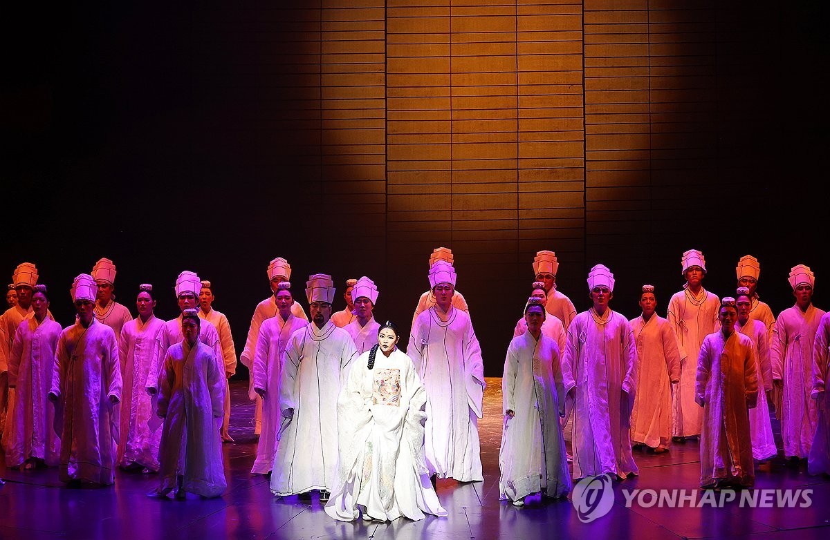 '백성이여 일어나라' (서울=연합뉴스) 진연수 기자 = 4일 오후 서울 종로구 세종문화회관 대극장에서 열린 뮤지컬 '명성황후' 30주년 기념공연 프레스콜에서 출연 배우들이 주요 장면을 시연하고 있다.