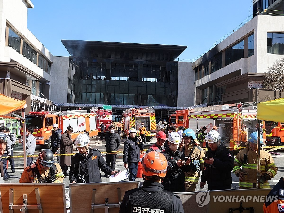  14일 부산 기장군 반얀트리 호텔 신축 공사장에서 화재가 발생해 소방대원들이 잔불 정리를 하는 가운데 바로 앞에 상황판이 설치돼 있다. 2025.2.14