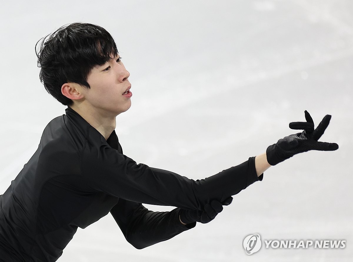 피겨스케이팅 이시형이 19일 서울 목동아이스링크에서 열린 국제빙상경기연맹(ISU) 사대륙선수권대회 공식 연습에서 연기하고 있다. 2025.2.19 