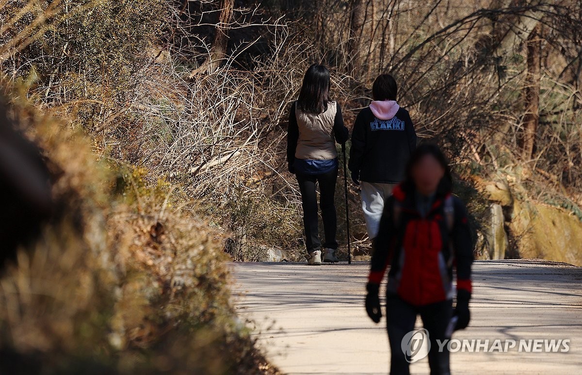 24일 서울 서초구 청계산을 시민들이 등산을 즐기고 있다. 기상청은 25일 기온이 평년 수준을 회복하며 낮 최고 기온이 6~12도를 기록하는 등 추위가 주춤할 것으로 예보했다. 2025.2.24