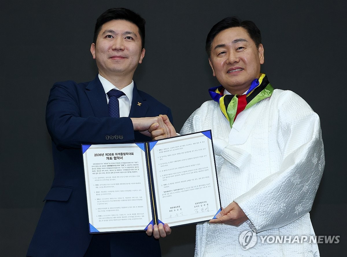 28일 서울 송파구 올림픽파크텔에서 열린 대한체육회 2025년도 정기대의원총회에서 2036년 하계 올림픽 유치 국내 후보지로 선정된 전라북도의 김관영 전북지사(가운데 흰옷)가 관계자들과 함께 기념촬영을 하고 있다. [연합뉴스 제공]