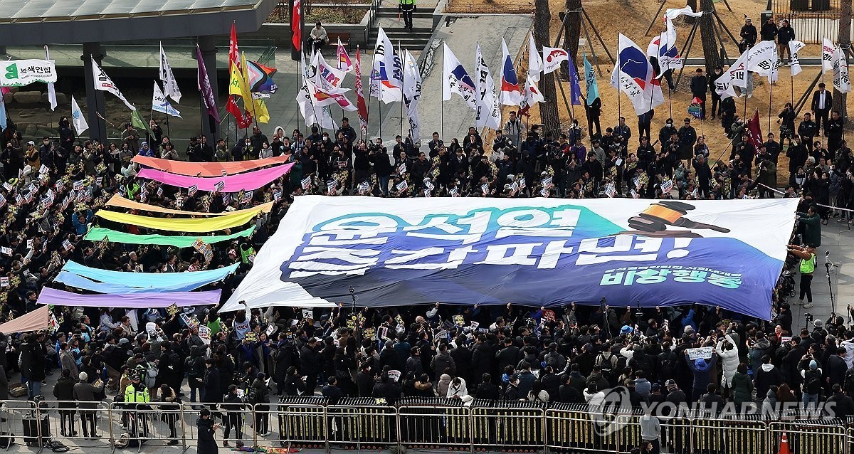17일 서울 종로구 광화문광장에서 윤석열 즉각퇴진·사회대개혁비상행동 주최로 열린 윤석열 즉각 파면 촉구 각계 긴급시국선언 집회에서 현수막 퍼포먼스가 진행되고 있다.(연합뉴스제공)
