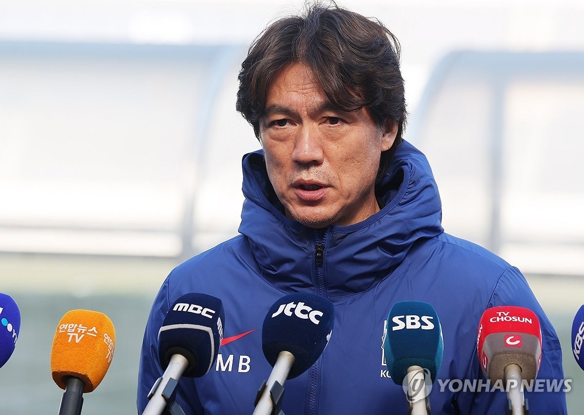 2026 북중미 월드컵 아시아 3차 예선 B조 8차전 요르단전을 앞둔 축구 국가대표팀 홍명보 감독이 22일 경기도 용인시 처인구 미르스타디움에서 회복훈련에 앞서 취재진 질문에 답하고 있다.