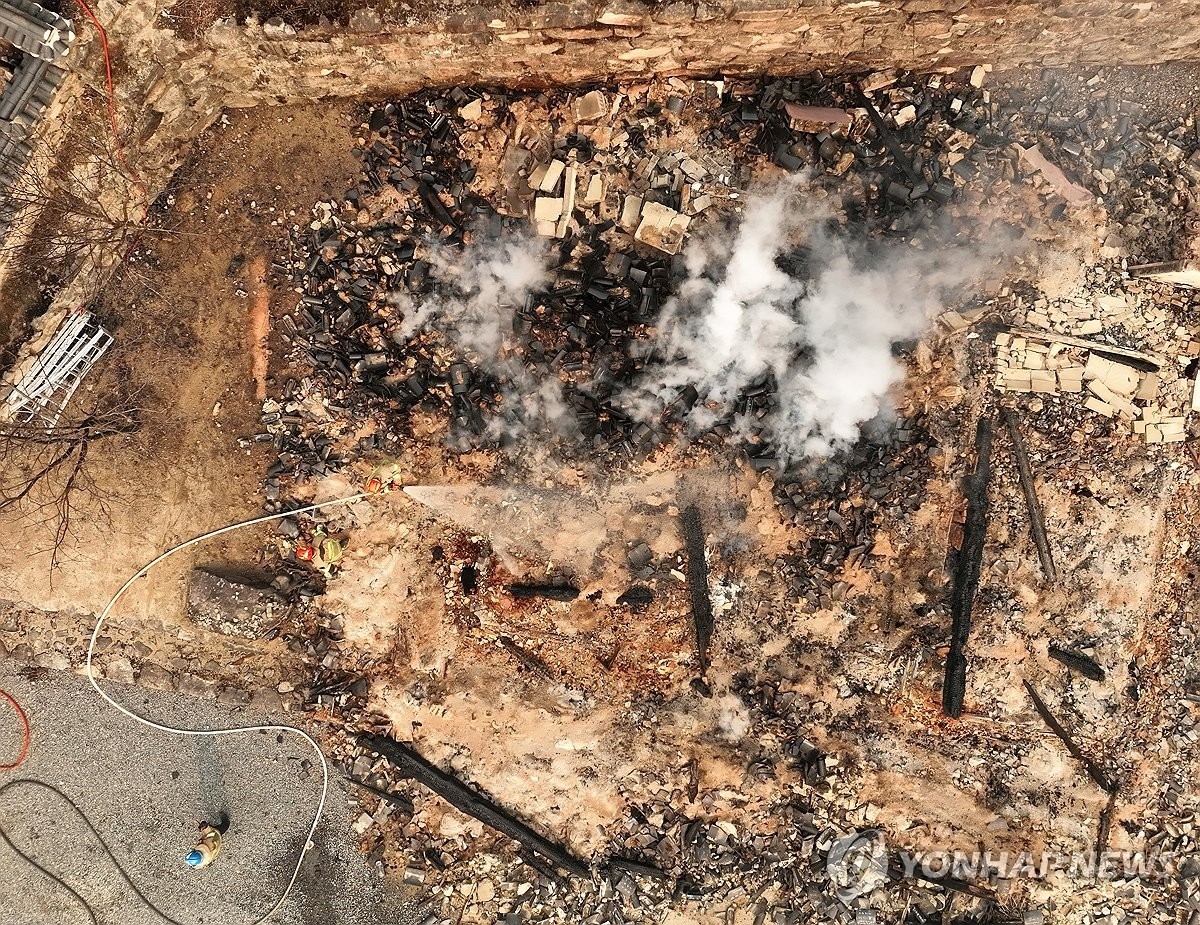 26일 경북 의성군 단촌면 고운사 가운루를 비롯한 건물들이 전날 번진 산불에 모두 불에 타 흔적만 남아 있다. 이번 화재로 국가 지정 문화유산 보물로 지정된 가운루와 연수전 등이 소실됐다.