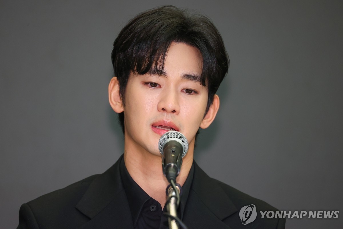배우 김수현이 31일 오후 서울 마포구 스탠포드 호텔에서 미성년자였던 배우 고 김새론과 교제했다는 의혹과 관련해 입장발표 기자회견을 하고 있다.