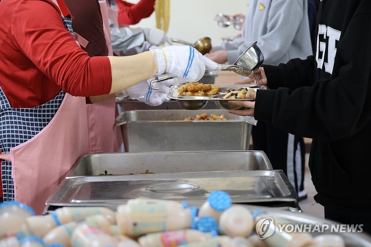 급식 배식 받는 둔산여고 학생들 [연합뉴스 자료사진]