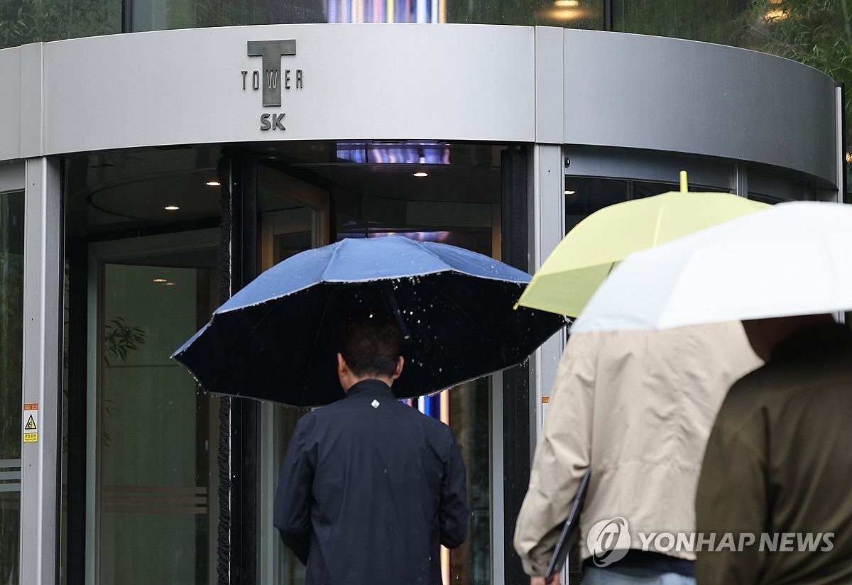 SK텔레콤이 이용자 개인정보에 대한 해킹 공격을 받아 관계 당국이 비상대책반을 구성했다. 22일 SK텔레콤은 지난 19일 오후 11시 40분께 해커에 의한 악성 코드로 이용자 유심(USIM)과 관련한 일부 정보가 유출된 정황을 확인했다고 밝혔다. 이날 서울 중구 SK텔레콤 본사 모습.