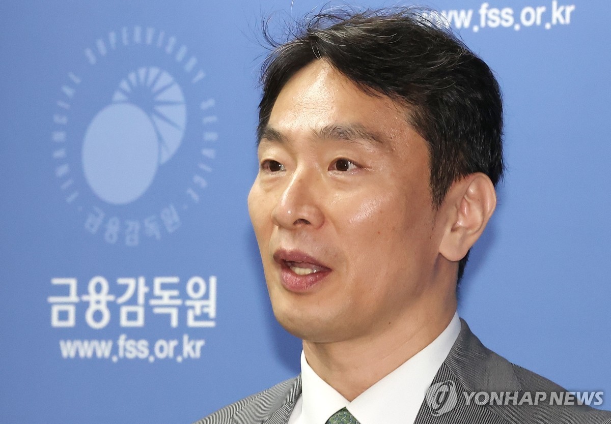 이복현 금융감독원장이 24일 서울 영등포구 금융감독원에서 열린 자본시장 현안 브리핑에서 발언하고 있다.