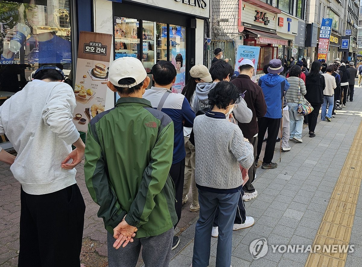 26일 서울 시내 한 SKT 대리점에서 고객들이 유심을 교체하기 위해 줄을 서 기다리고 있다.
