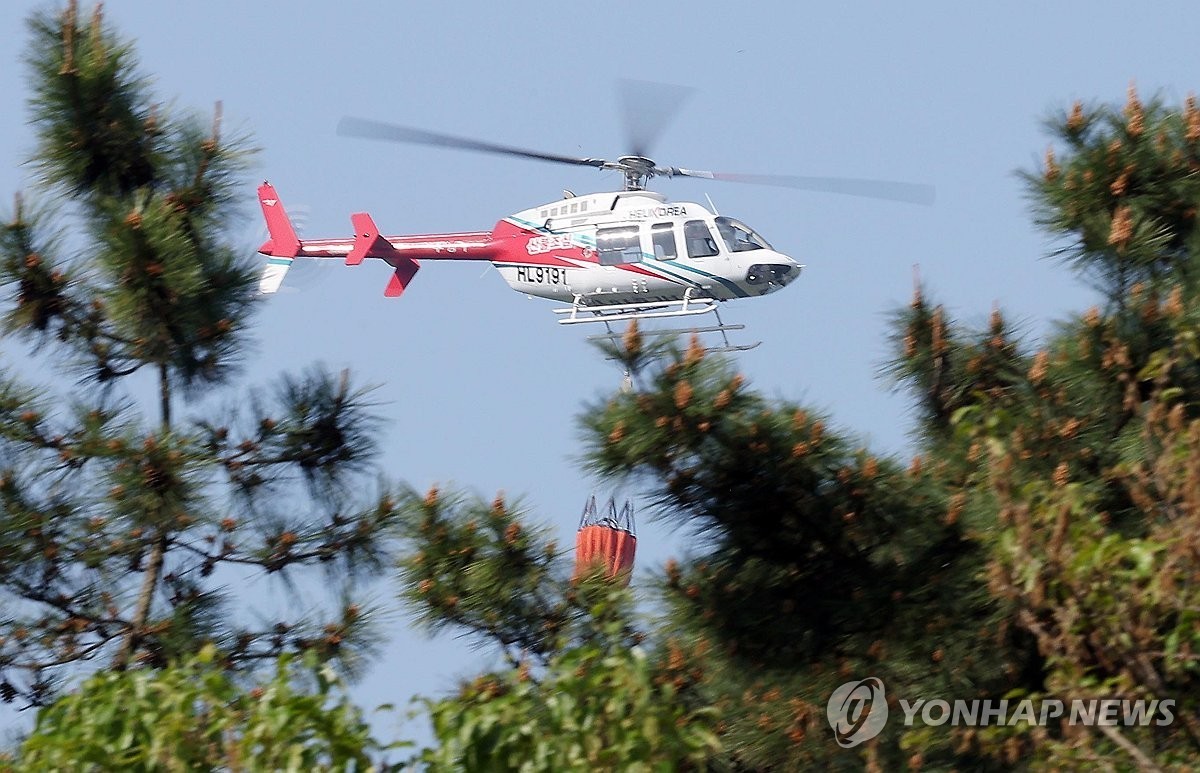 대구에서 발생한 대형 산불이 이틀 만에 진화됐다가 일부에서 재발화한 가운데 30일 대구 북구 산불 현장에서 소방헬기가 진화작업을 하고 있다.