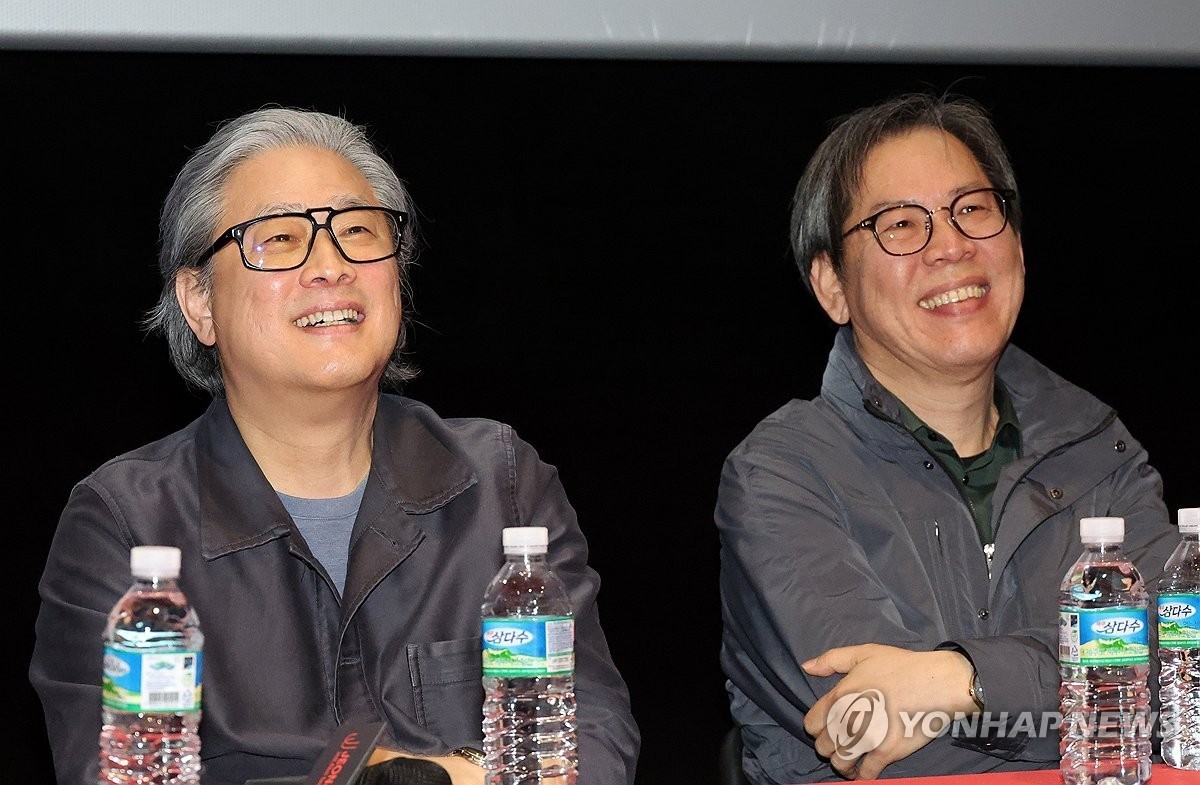 제26회 전주국제영화제 넷째 날인 3일, 'J스페셜클래스'에 참석한 박찬욱 감독(왼쪽)과 박찬경 감독이 관객의 질문을 듣고 있다. 