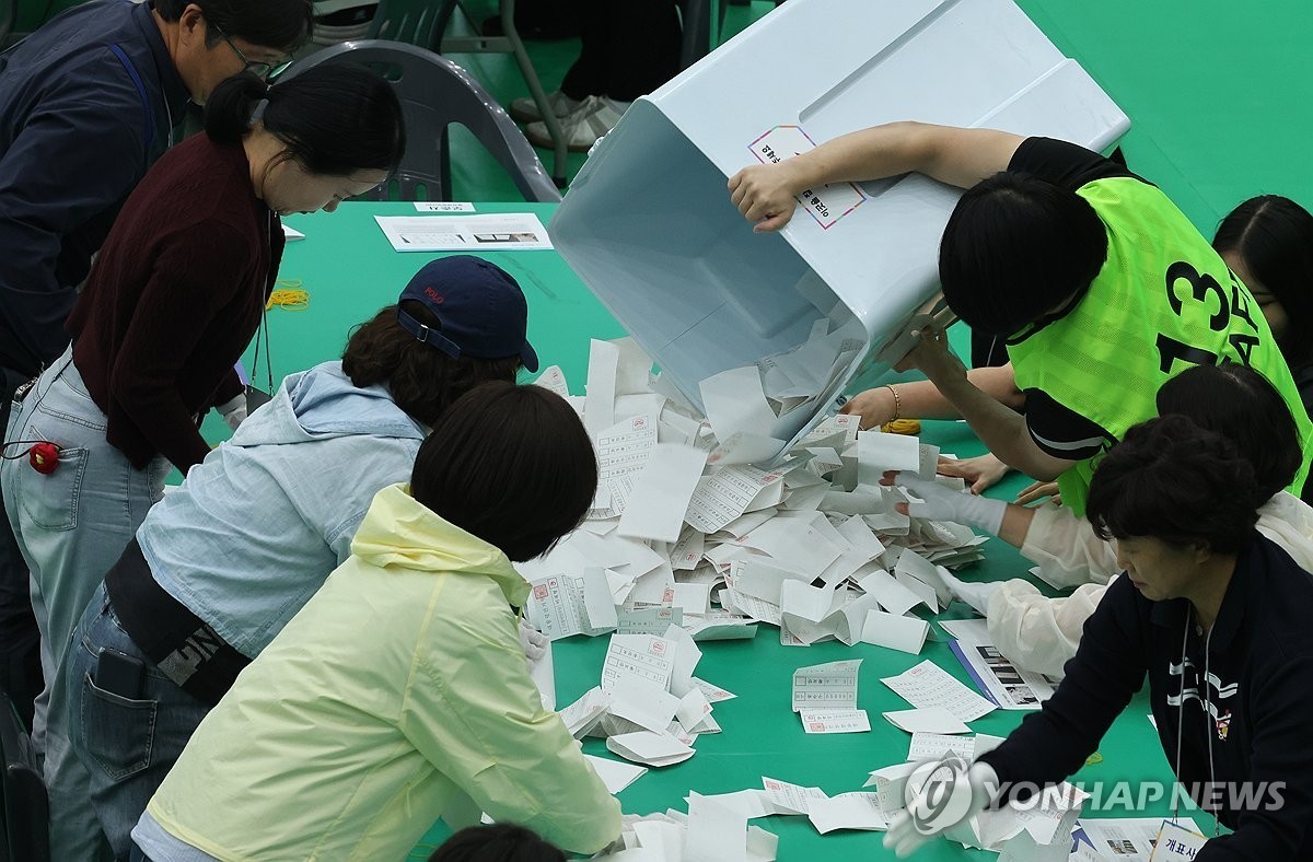 제21대 대통령선거가 치러진 6월 3일 밤, 제주지역 2개 개표소에서는 개표 작업이 비교적 순조롭게 진행됐다. 다만 일부 투표지의 유효 여부를 둘러싼 논쟁과 관리관 날인이 누락된 투표지가 발견되면서 현장에는 긴장감이 감돌았다. 제주시 한라체육관 개표소에는 이날 오후 8시 10분께 용담1동 투표함을 시작으로 제주도 내 각지에서 투표함이 속속 도착했다. 경찰의 경호 아래 도착한 투표함은 봉인 상태 확인 등 절차를 거친 뒤 개표장 내부로 이송됐으며, 이송 과정과 개표 현장은 참관인들의 감시 아래 철저하게 관리됐다. 개표 작업이 본격화되자 개표소는 투표지를 가지런히 정리하는 개함부의 바쁜 손놀림과 투표지 분류기의 기계음으로 가득 찼다. 개표소 내에서는 삼엄한 분위기 속에 개표 사무원과 참관인들이 분주히 움직이며 개표 과정을 면밀히 관찰했다. 일부 참관인은 투표지 확인 장면을 사진이나 영상으로 남기기도 했다. 특히 개표 과정에서는 선명하지 않게 찍힌 도장으로 인해 무효표인지 유효표인지 의견이 갈린 표에 대해 선거관리위원회 측과 참관인 간 논의가 이어졌다. 결국 해당 표들은 심사위원 판단에 따라 유효 여부가 결정되도록 정리됐다. 한편 한 개의 투표함에서 투표관리관의 날인이 없는 투표지 20여 장이 발견돼 일부 참관인들이 선관위에 강하게 항의하는 상황도 벌어졌다. 이에 대해 제주도 선거관리위원회 관계자는 “법에 따라 해당 투표지에 대한 기록이 투표록에 남겨지면 유효한 투표지로 인정된다”고 설명했다. 이날 제주에서는 총 230개 투표소에서 투표가 실시됐으며, 개표 절차 중 수검표 과정을 거치기 때문에 개표 완료 시점은 4일 오전 5시에서 6시 사이가 될 것으로 예상된다. 수검표는 기계로 분류된 투표지를 개표 사무원이 한 장씩 육안으로 다시 확인하는 절차로, 최종 정확성을 확보하기 위한 필수 과정이다. 전반적으로 제주지역 개표는 큰 혼란 없이 진행되고 있지만, 유권자의 소중한 한 표가 제대로 반영되도록 개표 전반에 걸쳐 철저한 검증과 감시가 이뤄지고 있다.