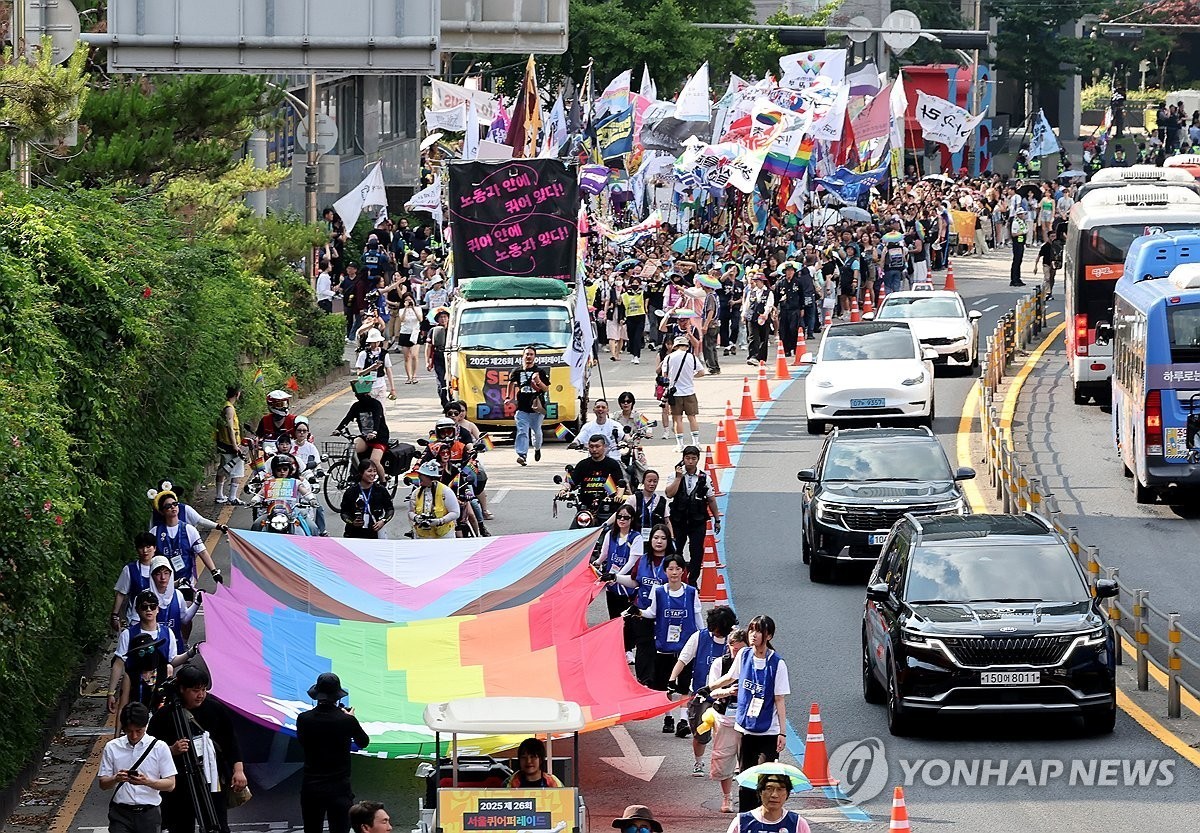 14일 서울 종로구 종각역에서 제26회 퀴어퍼레이드 참가자들이 을지로 입구까지 행진하고 있다.