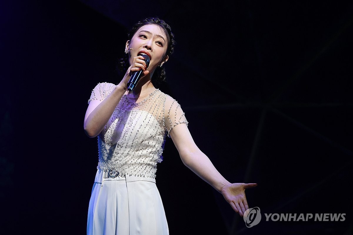  배우 김히어라가 26일 서울 종로구 놀유니플렉스에서 열린 뮤지컬 '프리다' 프레스콜에서 하이라이트 장면을 시연하고 있다.