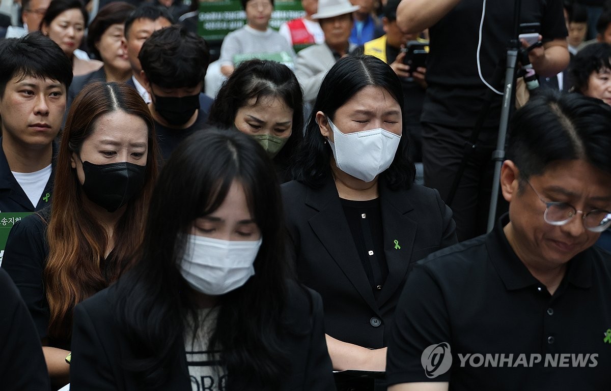 오송 지하차도 참사 유족들이 15일 오후 충북도청 앞에서 열린 2주기 추모제에 참석해 있다.