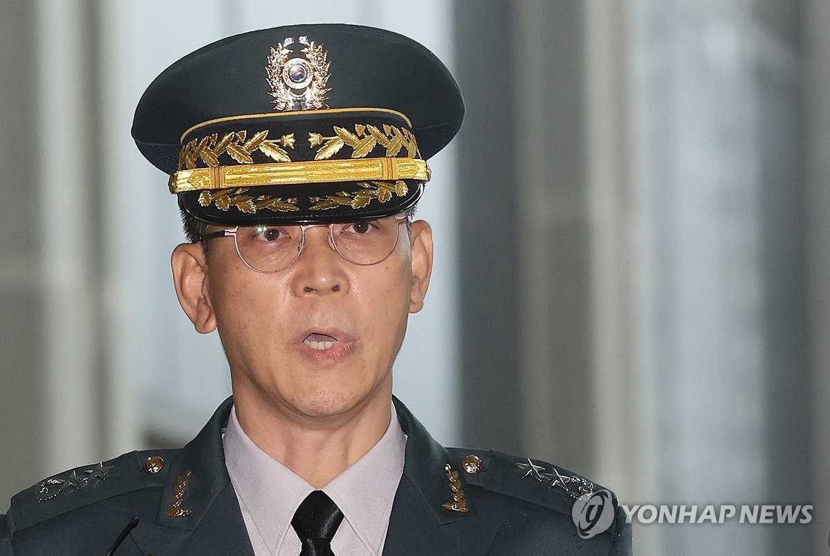 김용대 드론작전사령관이 17일 내란특검 사무실이 마련된 서울 서초구 서울고검에 조사를 받기 위해 출석하며 미리 준비한 글을 읽고 있다.