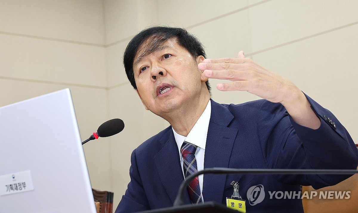  구윤철 경제부총리 겸 기획재정부 장관 후보자가 17일 국회 기획재정위원회에서 열린 인사청문회에서 의원 질의에 답변하고 있다.