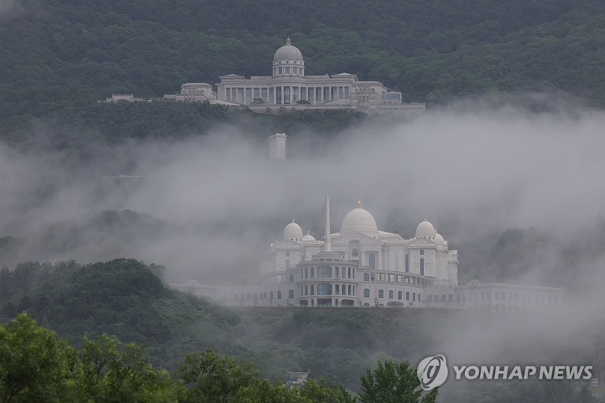  김건희 여사의 각종 의혹들을 수사하는 민중기 특별검사팀이 통일교 시설과 관계자를 대상으로 압수수색에 나선 18일 오전 경기도 가평군 통일교 본부에 비구름이 걸려 있다.