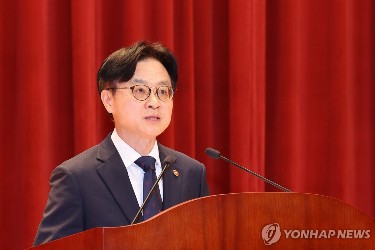 김정관 산업통상자원부 장관이 21일 정부세종청사 산업통상자원부 강당에서 열린 취임식에서 취임사를 하고 있다.