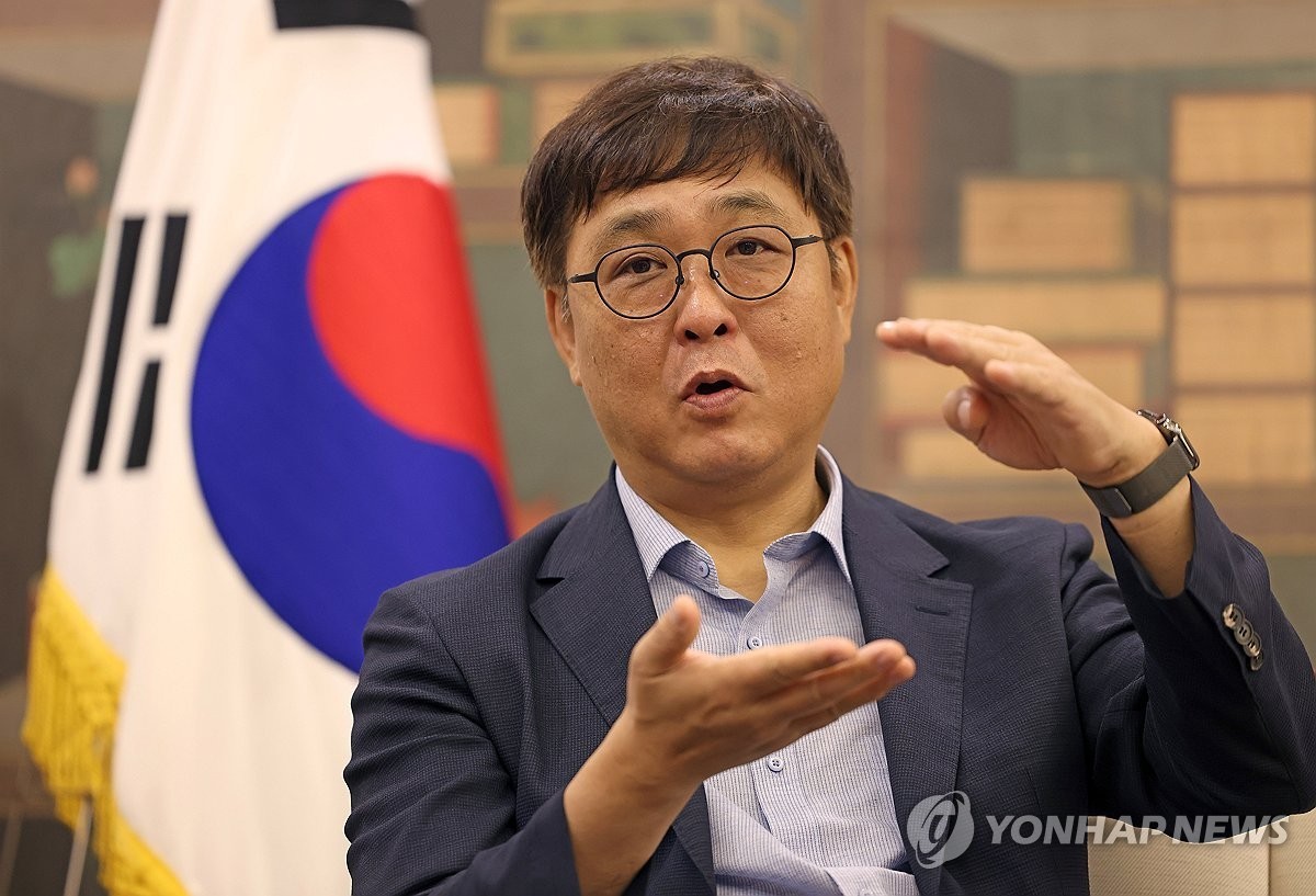 최휘영 문화체육관광부 장관이 3일 서울 용산구 국립중앙박물관에서 유홍준 국립중앙박물관장과 관람객 증가와 박물관 상품[뮷즈(MU:DS)] 판매 상황 등을 점검, 주요 현안에 대한 의견을 나누고 있다.