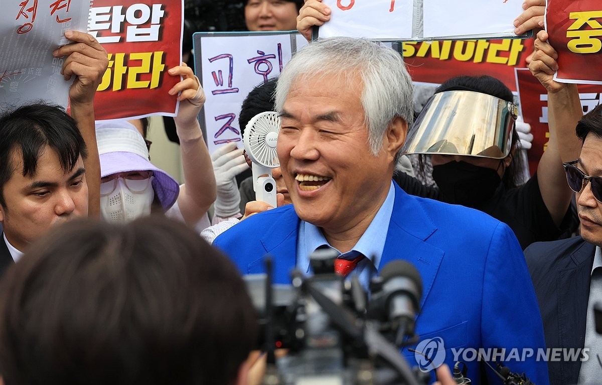 경찰이 올해 1월 발생한 서울서부지법 폭력 난동 사태에 연관됐다는 의혹을 받는 전광훈 목사와 사랑제일교회에 대해 압수수색에 나선 5일 서울 성북구 사랑제일교회에서 나온 전광훈 목사가 발언하고 있다.