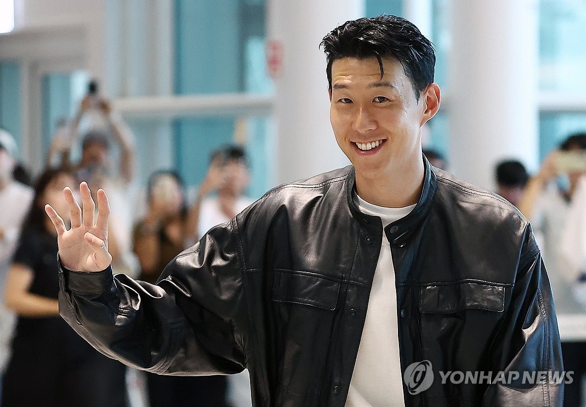 토트넘과의 결별 소식을 전한 손흥민이 5일 인천 영종도 인천국제공항 2터미널 출국장으로 향하고 있다. 손흥민은 미국프로축구(MLS) 로스앤젤레스FC(LAFC) 입단이 유력한 것으로 알려졌다.