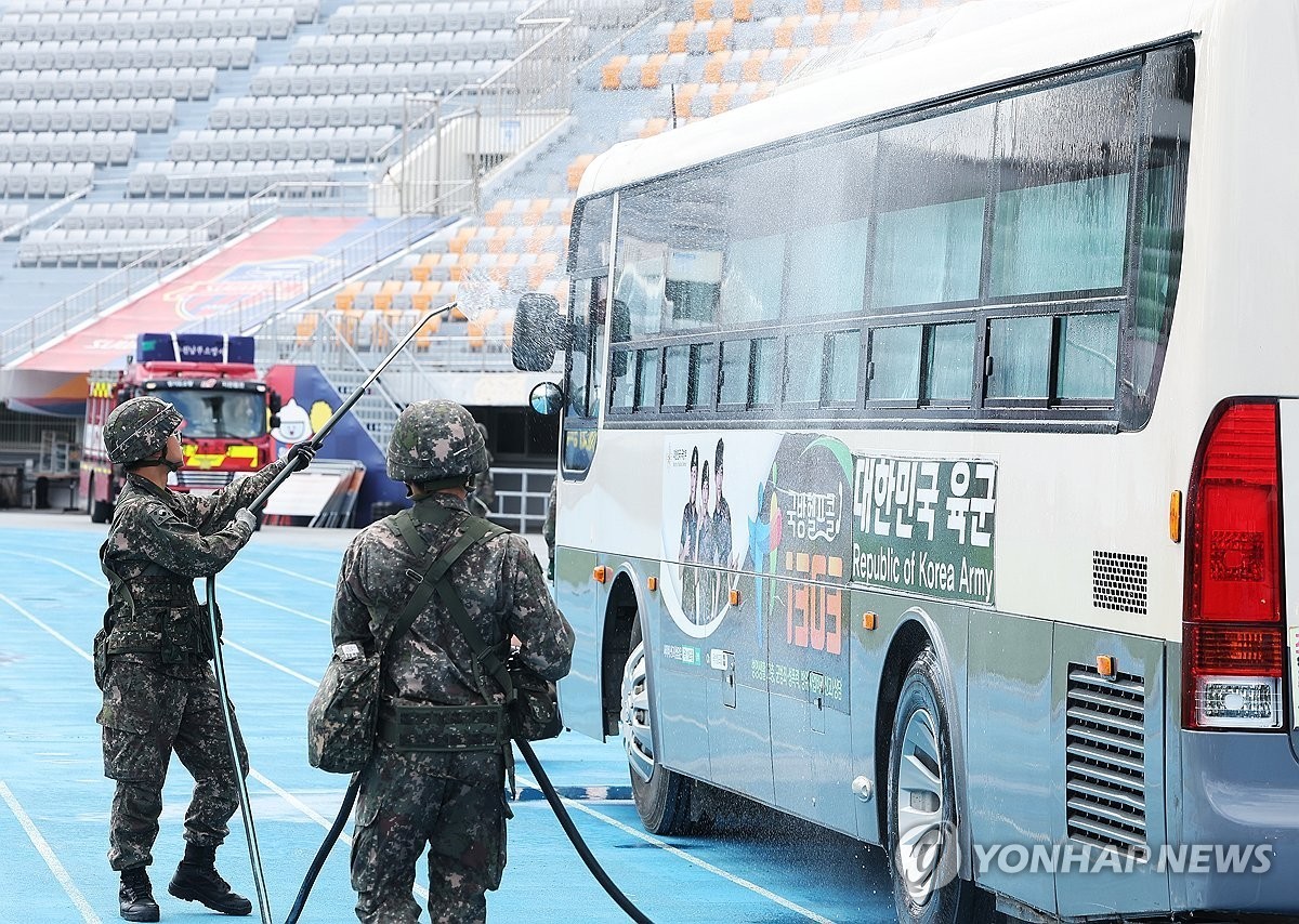  19일 경기도 수원시 장안구 수원종합운동장에서 열린 '2025년 수원시 을지연습 실제 훈련'에서 육군 제51보병사단 장병들이 적 화생방 공격 상황을 가정해 훈련하고 있다.