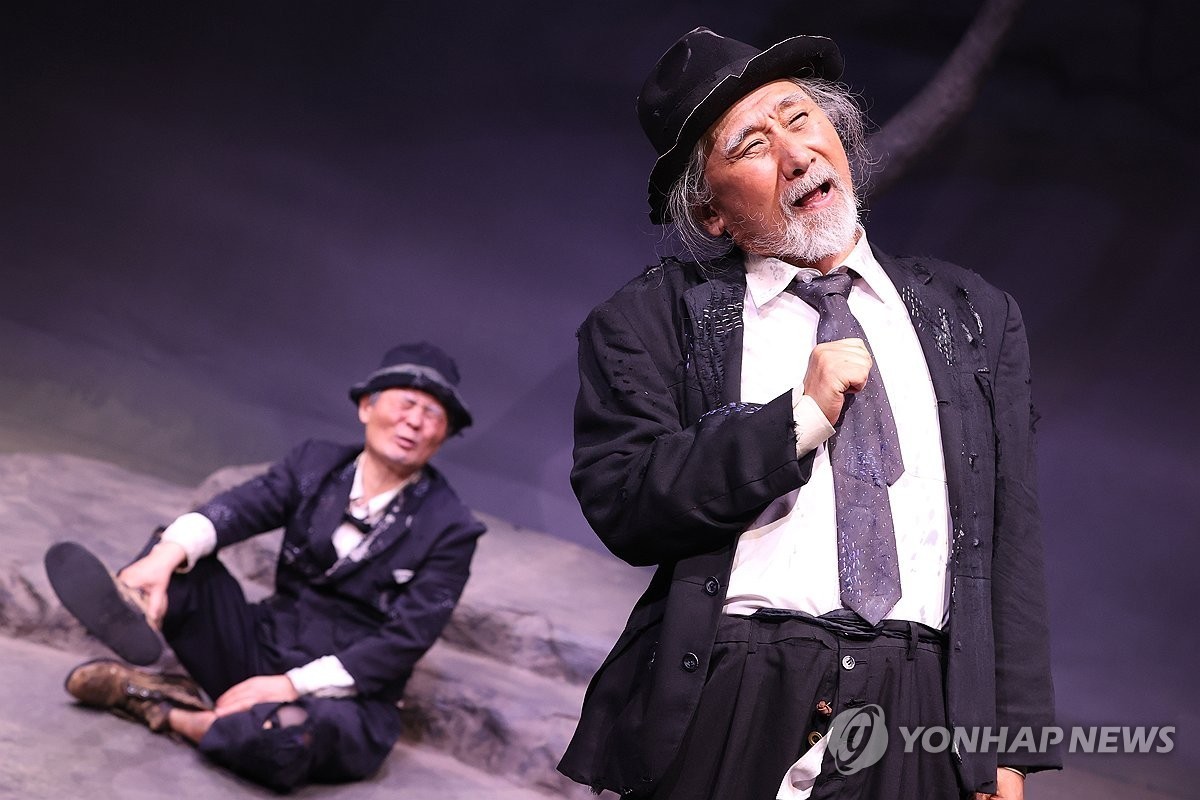 8일 서울 마포구 소극장 산울림에서 열린 개관 40주년 기념 공연 연극 '고도를 기다리며' 프레스콜에서 배우들이 주요 장면을 시연하고 있다.