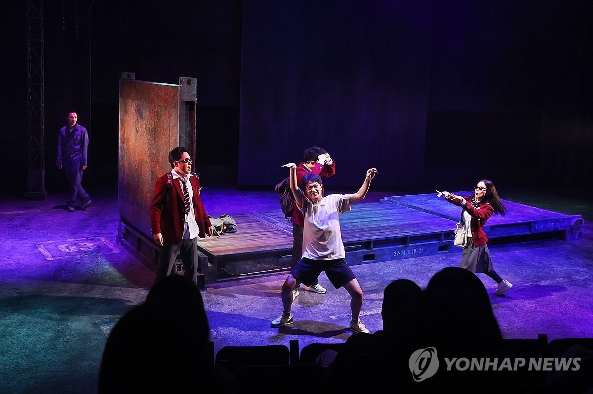 9일 오후 서울 종로구 대학로극장 쿼드에서 열린 서울희곡상 수상작 연극 '엔드월(End Wall)-저 벽 너머에는 뭐가 있을까?' 프레스콜에서 배우들이 시연하고 있다.