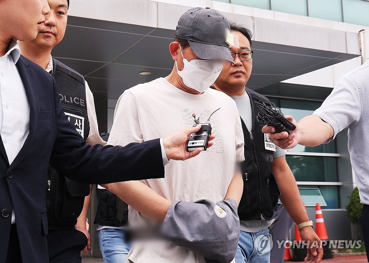 지난 11일 인천에서 틱토커인 20대 여성 B씨를 폭행하고 살해해 살인 및 사체유기 혐의로 구속영장이 청구된 A씨가 16일 구속 전 피의자 심문(영장실질심사)에 출석하기 위해 경기도 용인동부경찰서에서 나오고 있다.