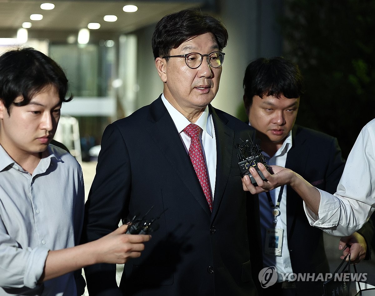 윤석열 정부와 통일교 간 '정교 유착'의 발단으로 지목된 국민의힘 권성동 의원이 16일 서울 서초구 서울중앙지법에서 열린 구속 전 피의자 심문(영장실질심사)을 마친 뒤 대기 장소인 서울구치소로 향하고 있다.