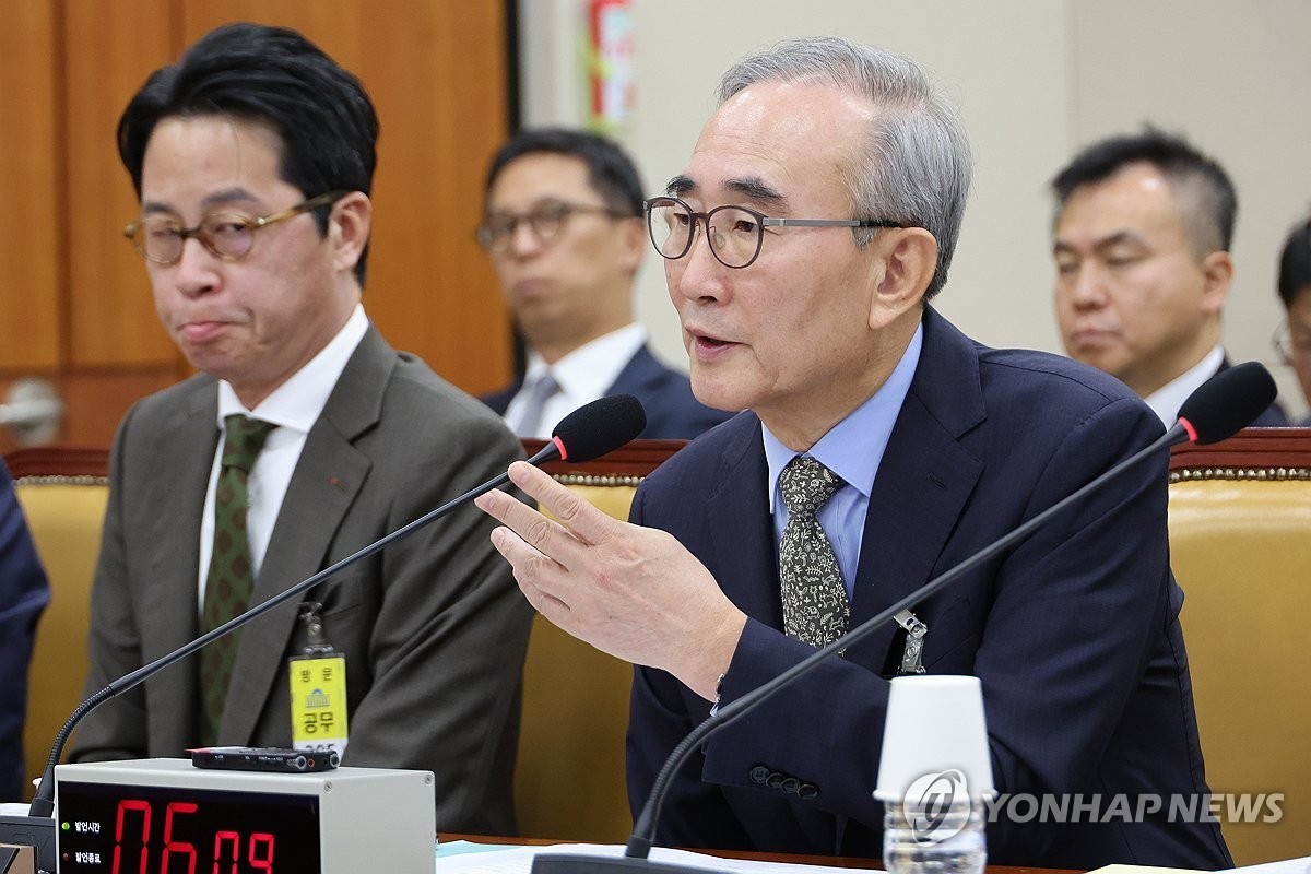 김영섭 KT 대표이사가 24일 국회 과학기술정보방송통신위원회에서 열린 통신·금융 대규모 해킹사고에 대한 청문회에서 위원 질의에 답하고 있다.