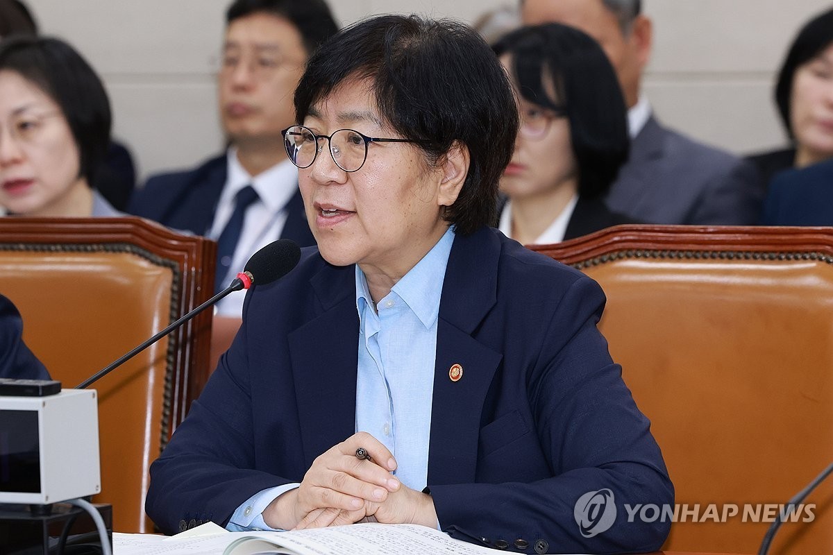 14일 서울 영등포구 여의도 국회에서 열린 보건복지부 등에 대한 보건복지위원회 국정감사에서 정은경 보건복지부 장관이 의원 질의에 답하고 있다.