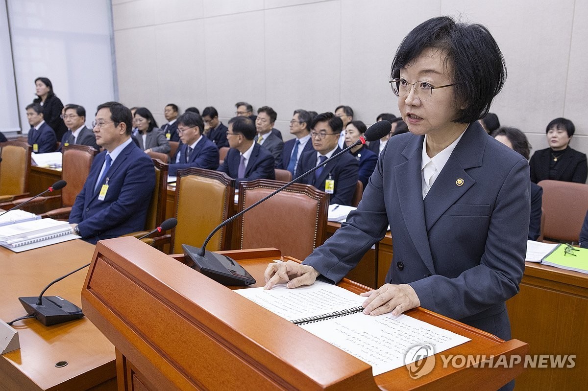 오유경 식품의약품안전처 처장이 21일 국회에서 열린 2025년도 보건복지위원회 국정감사에 출석해 기관 업무 보고를 하고 있다.