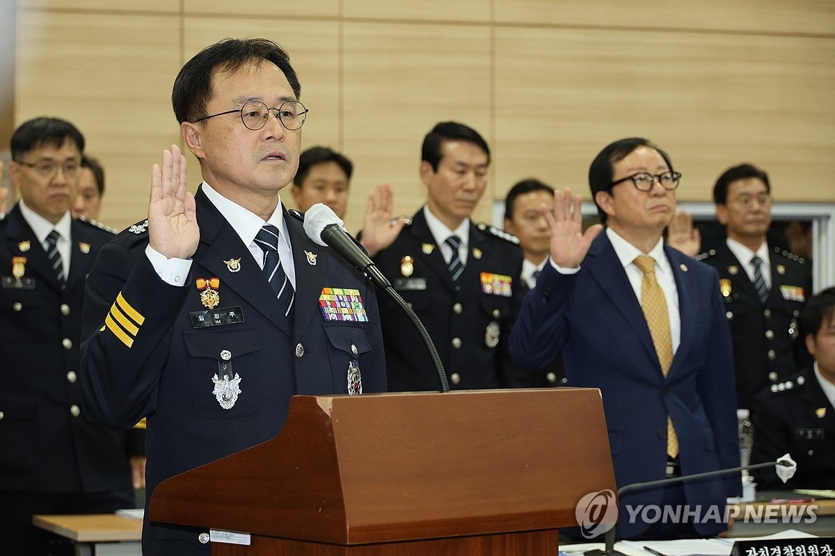  27일 충남경찰청에서 열린 국회 행정안전위원회의 충남경찰청 대상 국정감사에서 임정주 충남경찰청장이 선서하고 있다.