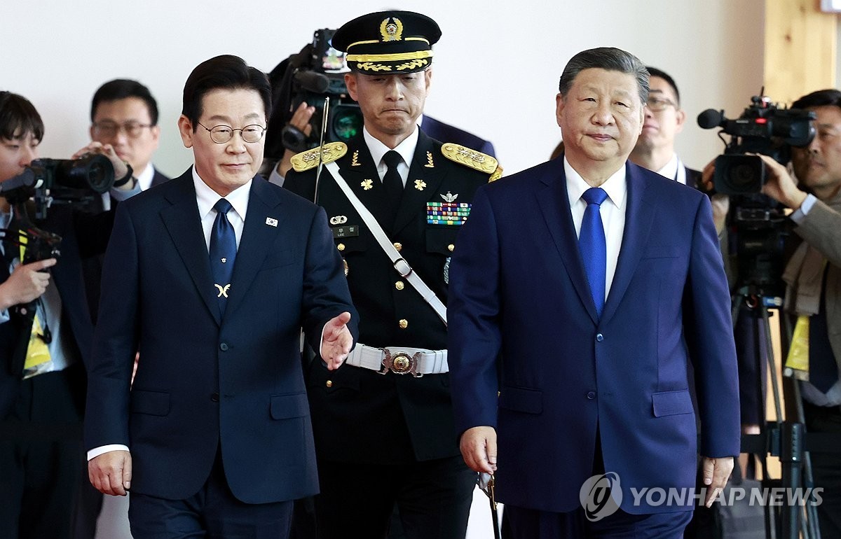 이재명 대통령과 시진핑 중국 국가주석이 1일 경북 국립경주박물관에서 열린 공식 환영식에서 의장대 사열을 하고 있다.