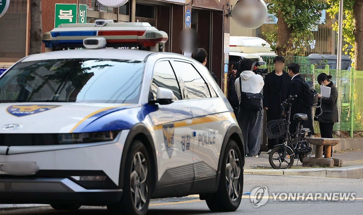 지난 4일 오전 서울 강동구 천호동 재개발조합 사무실에서 흉기 난동 사건이 발생해 3명이 병원에서 치료받고 있다. 소방 당국은 중상을 입은 50대 여성과 60대 여성, 70대 남성을 인근 병원으로 옮겼다. 피해자들 모두 생명에 지장은 없는 것으로 전해졌다. 사진은 현장에서 취재 중인 기자들.