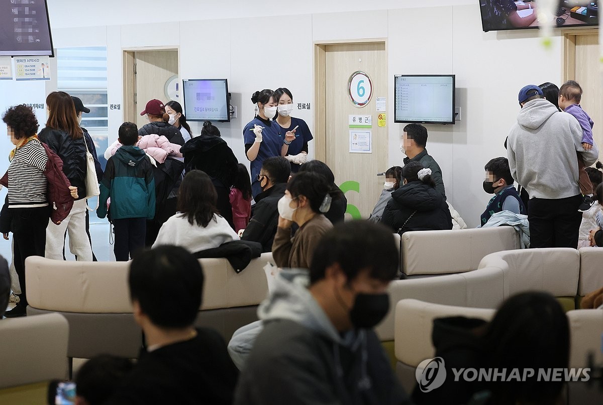 독감이 유행 중인 11일 성북구 우리아이들병원 진료실이 진료를 받기 위해 기다리는 어린이들로 붐비고 있다. 올해는 작년보다 독감 유행이 두 달가량 빨리 찾아온 탓에 작년 이맘때(2024년 44주차)의 독감 증상 환자 수(1천 명당 3.9명)와 비교하면 올해가 5.8배가량 많다.