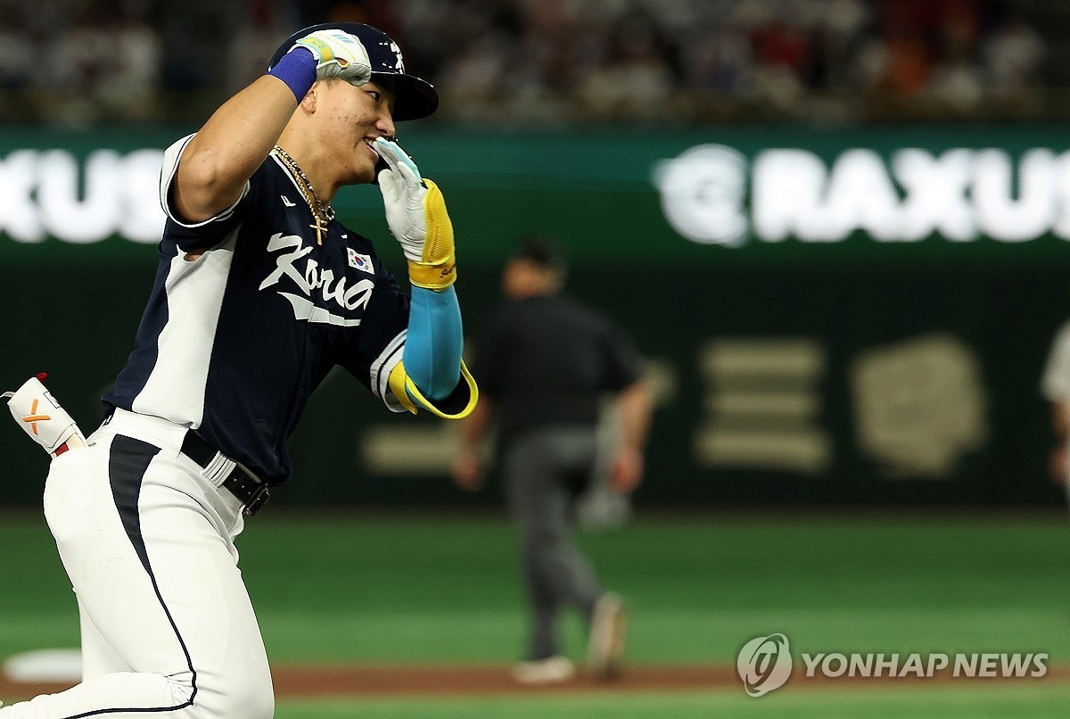 15일 일본 도쿄돔에서 열린 2025 K베이스볼 시리즈 대한민국과 일본의 평가전. 4회초 무사 1루 안현민이 선제 투런홈런을 쏘아올린 뒤 그라운드를 돌고 있다.