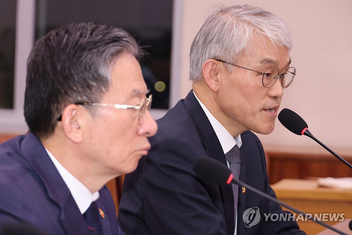 천대엽 법원행정처장이 26일 서울 여의도 국회에서 열린 법제사법위원회 전체회의에서 국민의힘 나경원 의원의 질의에 답하고 있다. 왼쪽은 정성호 법무부 장관.